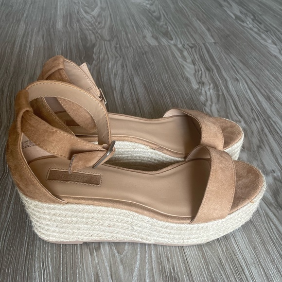 Forever 21 Tan Suede Platforms - Picture 1 of 3